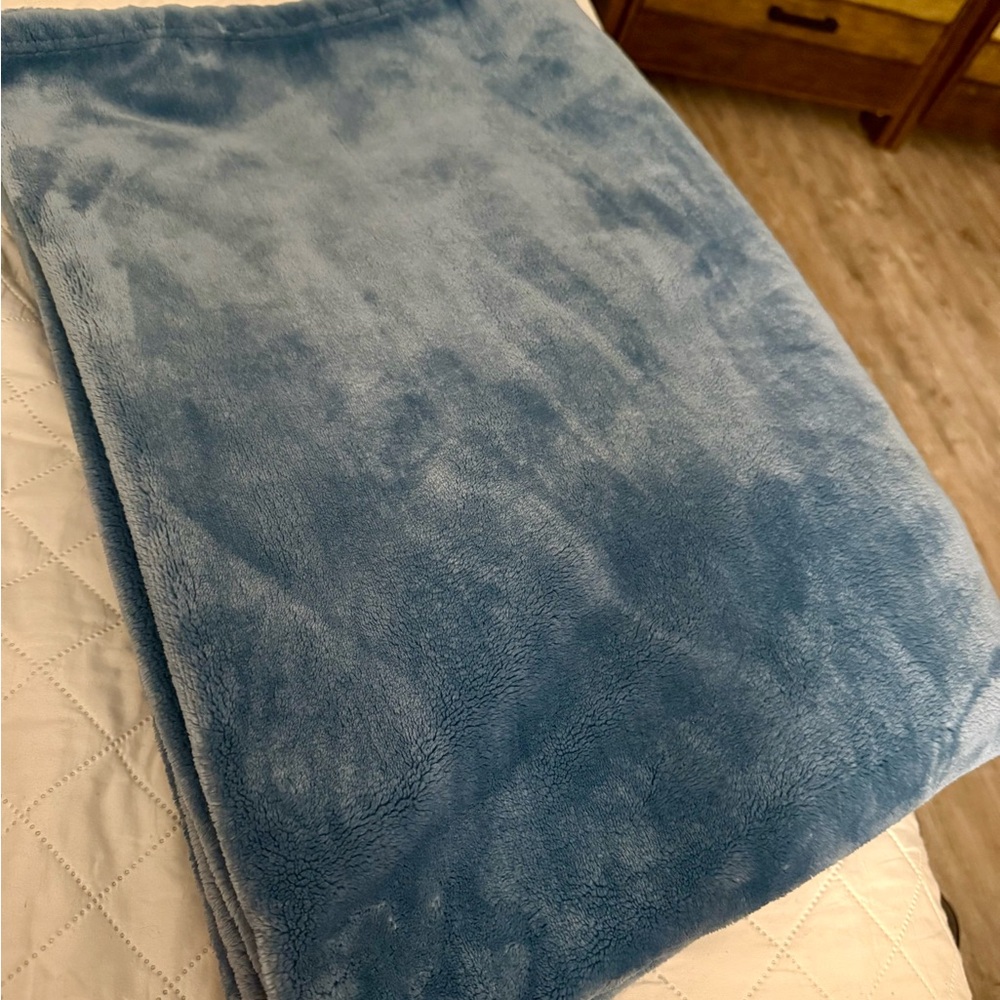 Laundry By Shelli Segal Soft Blue Throw Blanket